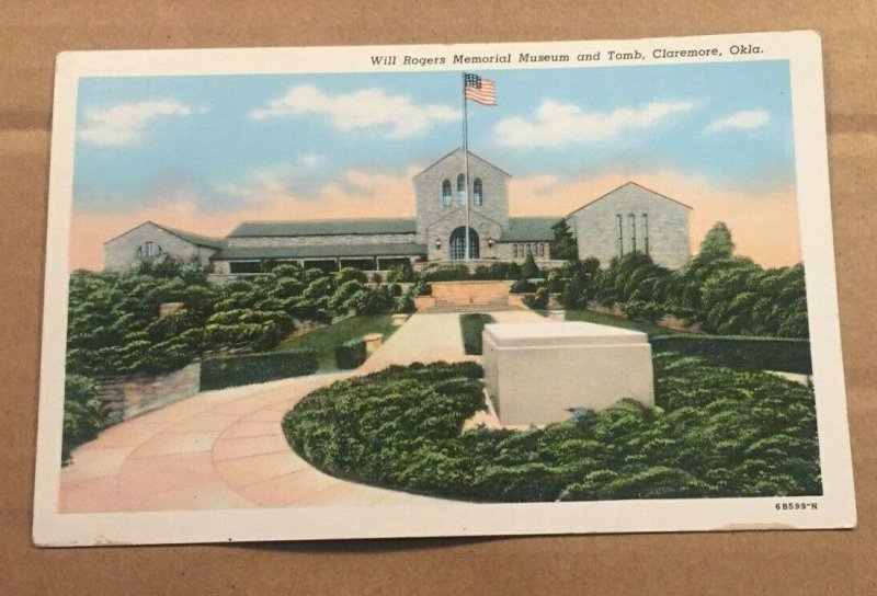 VINT UNUSED .01 POSTCARD - WILL ROGERS MEMORIALMUSEUM & TOMB CLAREMORE, OKLAHOMA