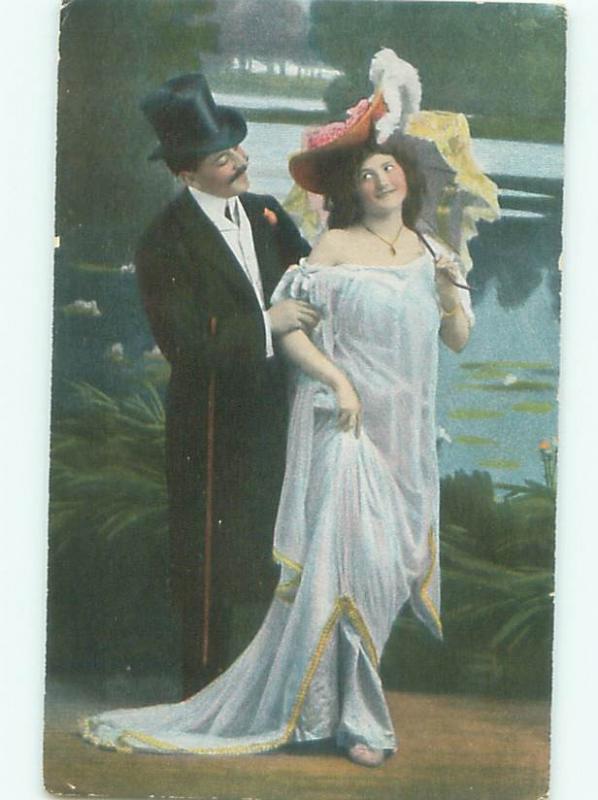 Divided-Back ROMANTIC COUPLE Great Postcard AA7528