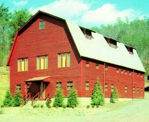 Vtg Chrome Postcard Gatlinburg Tennessee Settlement School Red Barn Dorm UNP Q12