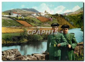 Postcard Modern Spanish Basque Country Carabinieri on duty on Bidasson