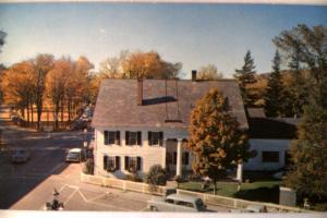 Unused 1950's WHITE CUPBOARD INN HOTEL Woodstock Vermont VT postcard y2762