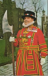 London Postcard - Yeoman Warder at The Tower of London  RS27905