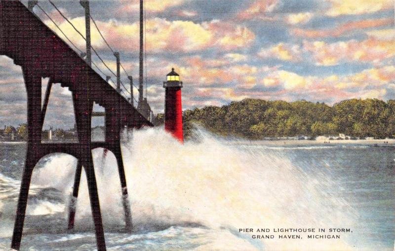 GRAND HAVEN MICHIGAN PIER & LIGHTHOUSE IN STORM POSTCARD 1940s