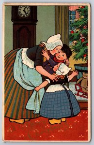 Ernest Nister Christmas~Dutch Mother Hugs Boy & Girl Under Decorated Tree~Bear