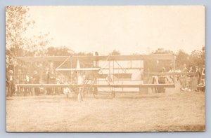 J99/ Interesting RPPC Postcard c1910 Early Airplance Biplane Pilot Crowd 136