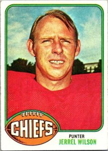 1976 Topps Football Card Jerrel Wilson Kansas City Chiefs sk4523