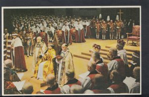 Royalty Postcard Sized Card - Queen and People. At The Shrine of The....  T6342