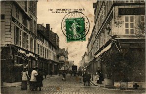 CPA ROCHEFORT-sur-MER - La Rue de la République (976149)