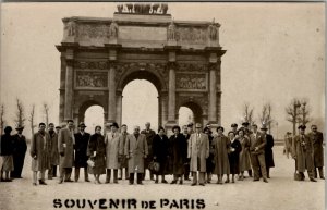 RPPC Souvenir de Paris Arc de Triomphe Large Group Tourists Postcard V15