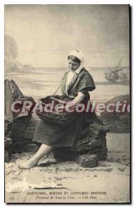 Postcard Old morals Customs and Costumes Britons fisherwoman Under the Tower