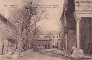 France Embrun Porche de la Cathedrale au fond Caserne Laharpe