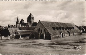 CPA SAINT-PIERRE-sur-DIVES Vieille Halle et l'Eglise (1229011)