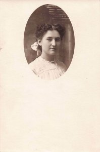 WOMAN'S OVAL PICTURE~1900s REAL PHOTO POSTCARD 