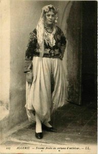 CPA AK Femme Arabe en costume d'interieur ALGERIE (874770)