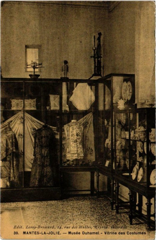 CPA MANTES-la-JOLIE - Musée Duhamel - Vitrine des Costumes (102874)