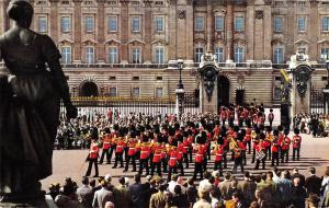 B103996 buckingham palace london military militaria    uk