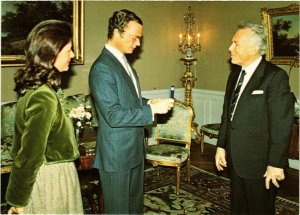 CPM AK Nils Poppe en King Carl Gustaf & Queen Silvia SWEDISH ROYALTY (845799)