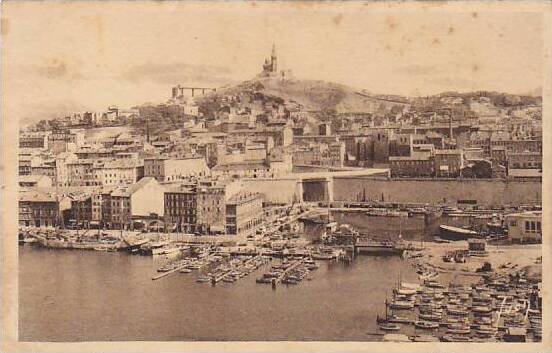 France Marseilles Vue sur Notre Dame de la Garde et le bassin de Carenage