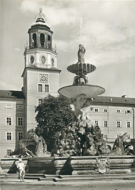 Austria Salzburg Residenzbrunnen mit Glockenspiel Postcard