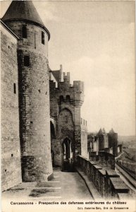 CPA Carcassonne Perspective des defenses ext.du chateau FRANCE (1012667)