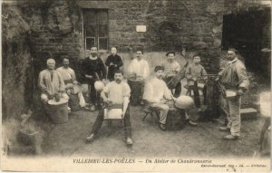CPA VILLEDIEU-les-POELES Un Atelier de Chaudronnerie (38601)