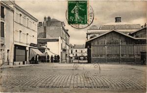 CPA CHOLET (Maine-&-Loire) - La Place Rouge et les Halles (296628)