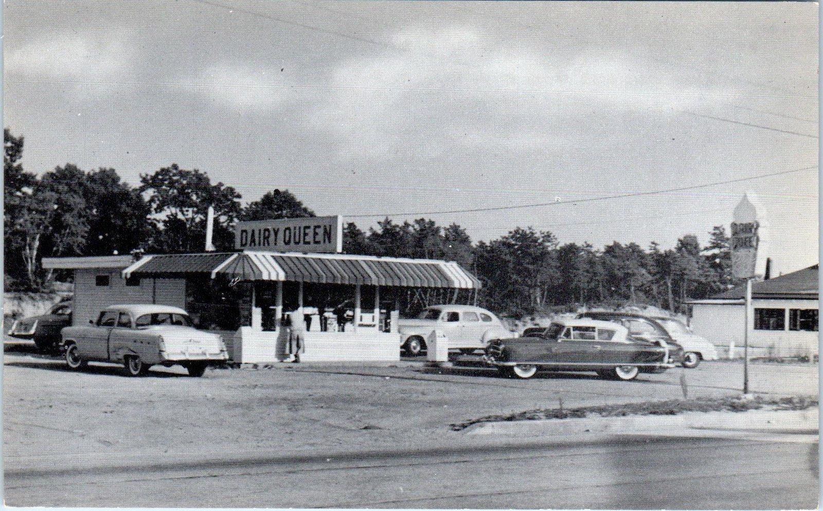 E GREENWICH, RI Rhode Island DAIRY QUEEN Cool c1950s CARS Roadside