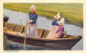 B44268 Volendam women in traditional costumes fetes costumes boats  netherlands