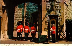 Postcard UK ENG Berkshire Changing Sentries Coldstream Guards at Windsor Castle
