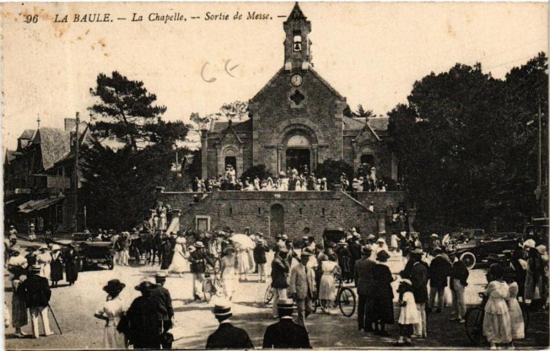 CPA La Baule La Chapelle - Sortie de Messe (610673)