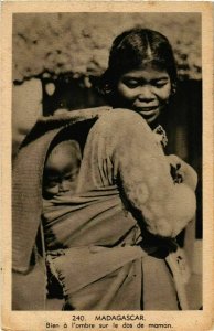 CPA AK Bien a l'ombre sur le dos de maman MADAGASCAR (909439)