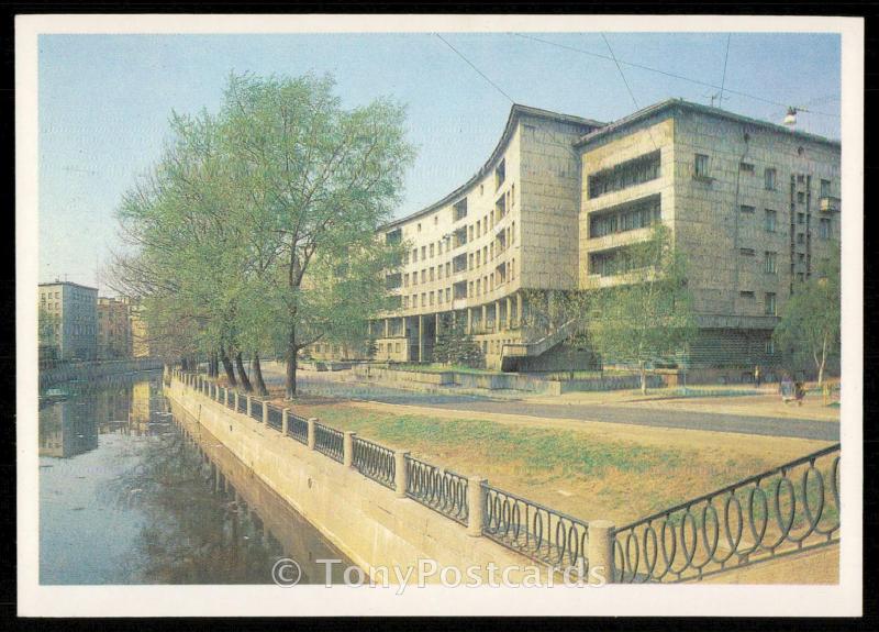 Leningrad - Apartment house in the Karpovka Embankment