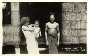 PC CPA PAPUA NEW GUINEA, NATIVE FAMILY, Vintage REAL PHOTO Postcard (b19765)