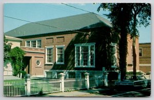 Rockland Maine Farnsworth Library And Art Museum Postcard A32