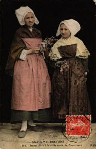 CPA Costumes Bretons Jeunes filles a la vieille mode de CONCARNEAU (253072)