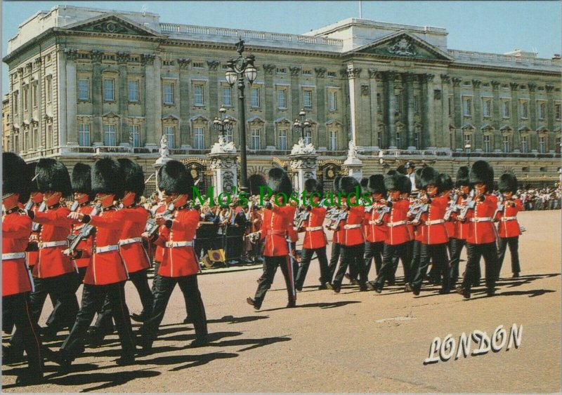 London Postcard - Military - Guards Marching, Buckingham Palace   RR10387 