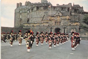 uk47589 the castle edinburgh scotland uk  soldier military