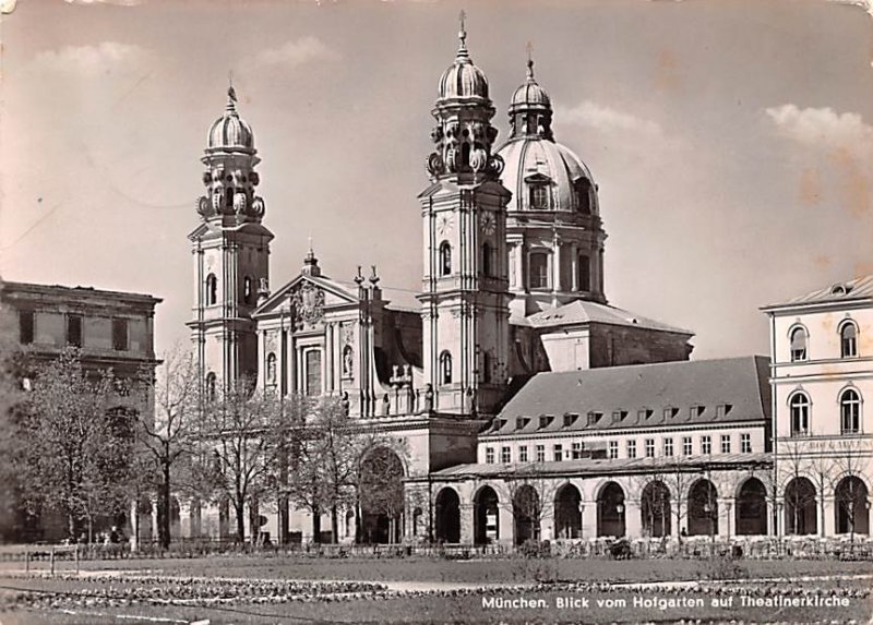 Blick von Hofgarten auf Theatinerkirche Munchen Germany 1954 