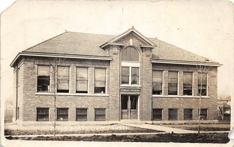 G33/ Low Moor Iowa RPPC Postcard 1915 Public School Building