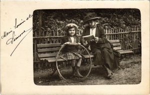 CPA MARSEILLE Girl with her Mother - Photo Postcard (1293723)