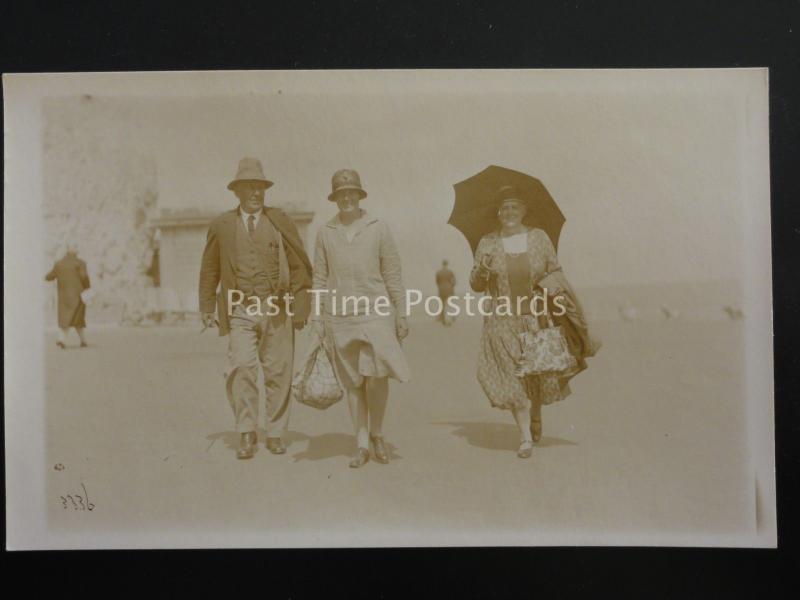 Margate CLIFTONVILLE PEOPLE STROLLING along Palm Bay Prom c1930 RP Postcard 3336