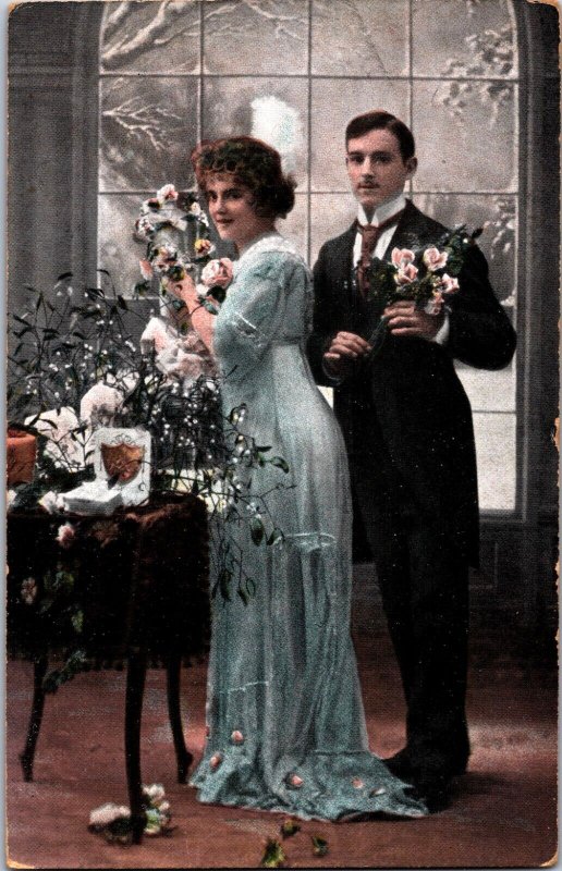 Romantic Victorian Couple Vintage Postcard C001