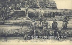 Vietnam, Viet Nam,  Nhân Vật Tonkin Doson, Enfants pechant dans les rochers 