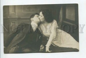 431967 RUSSIA Lovers kiss 1910 year photo RPPC postage train #3