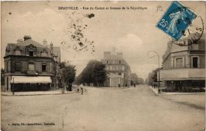 CPA DEAUVILLE - Rue du Casino et Avenue de la République (515700)