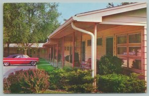 Des Moines Iowa~Douglas Inn Motel~1950s Red Convertible~Postcard