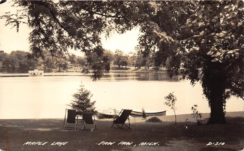 Paw Paw Michigan~Maple Lake~Beach Chairs on Shore~Boats @ Dock~1940s RPPC