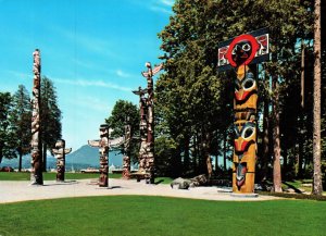 CONTINENTAL SIZE POSTCARD THE TOTEM POLES AT STANLEY PARK VANCOUVER B.C. CANADA