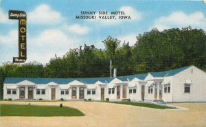 1940s Iowa Missouri Valley Sunny Side Motel Kropp linen Postcard 22-11582