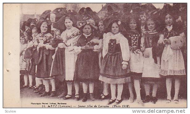 METZ , Moselle department , France , 1910s : Jeunes filles de Lorraine